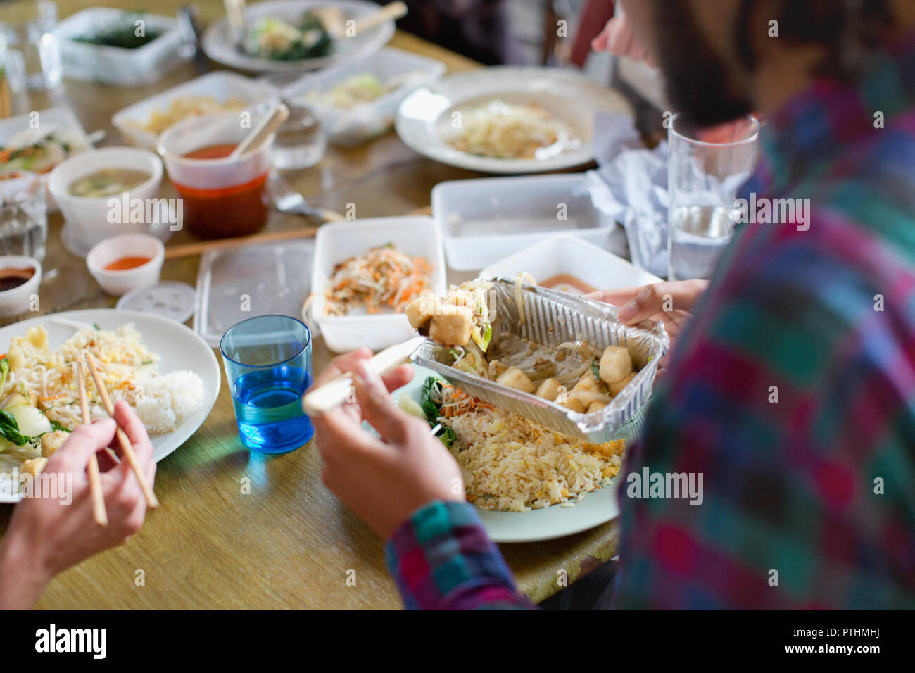 Junger Mann Essen takeout chinesisches Essen Stockfoto