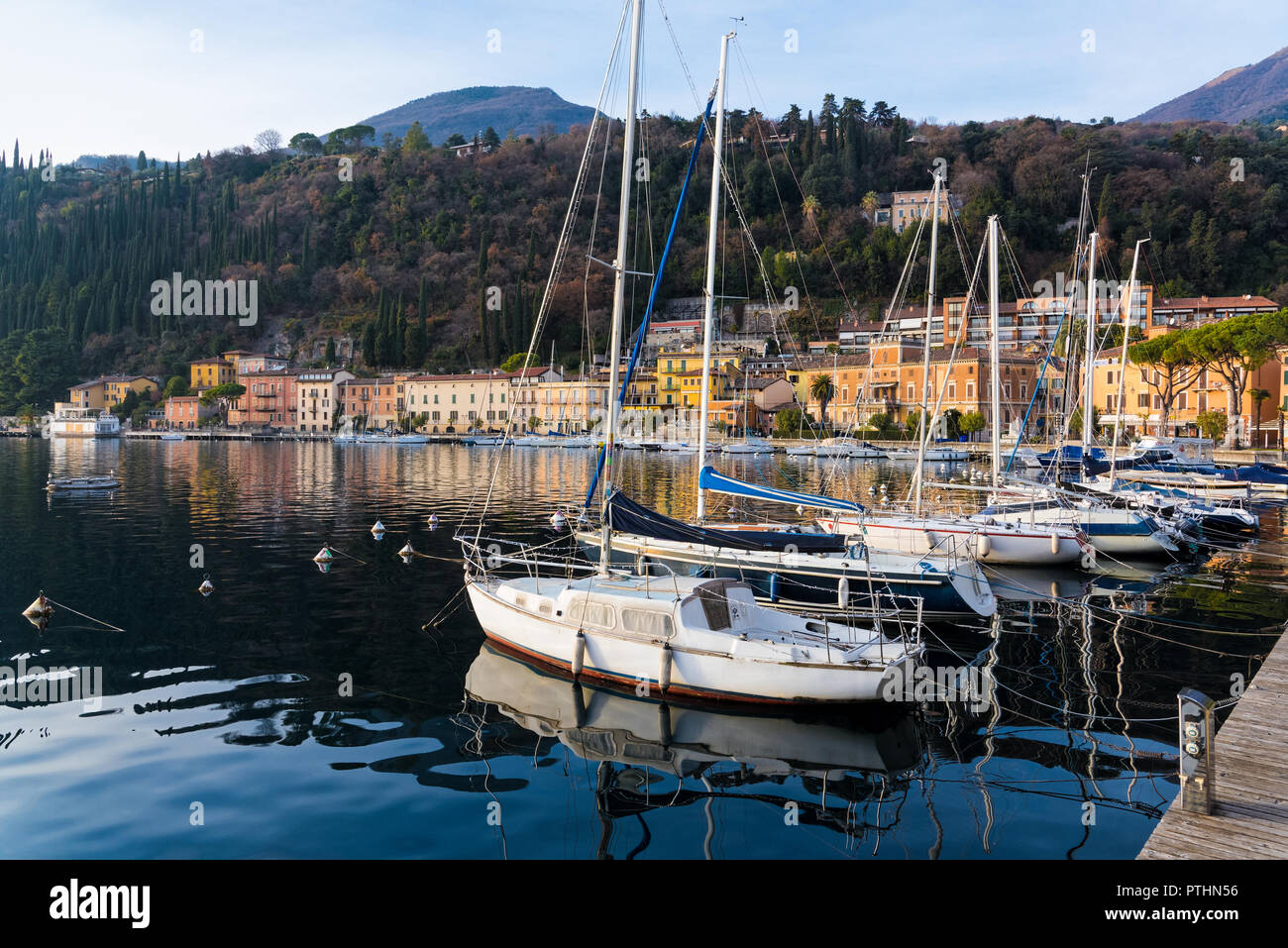 Verschiedene Boote am Gardasee, wie an der Küste der Stadt Toscolano Maderno in Italien gesehen Stockfoto