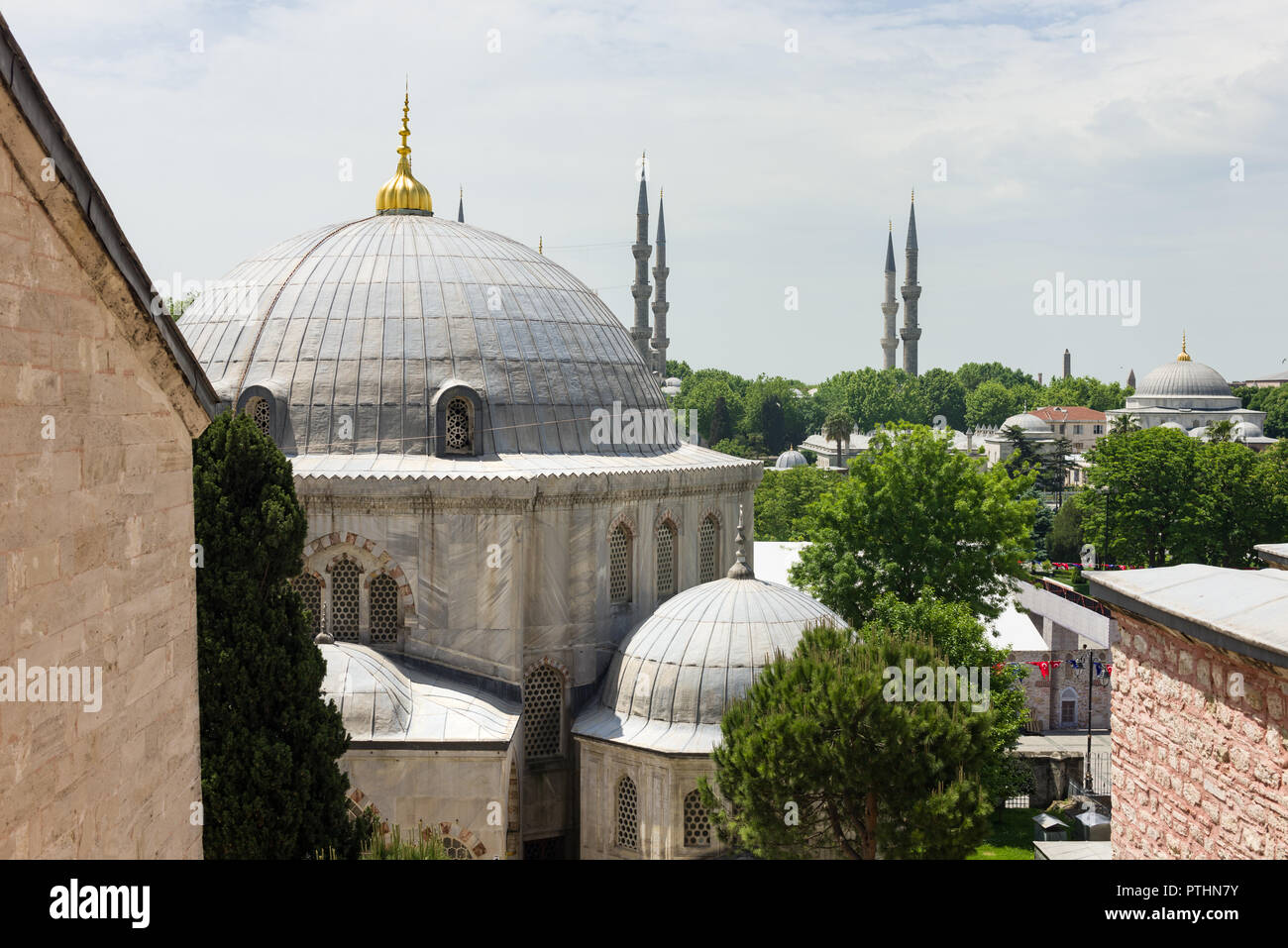 Blick von aussen gewölbte Gebäude, die Hagia Sophia Museum umgeben, die Minarette der Blauen Moschee kann im Hintergrund, Istanbul gesehen werden, T Stockfoto