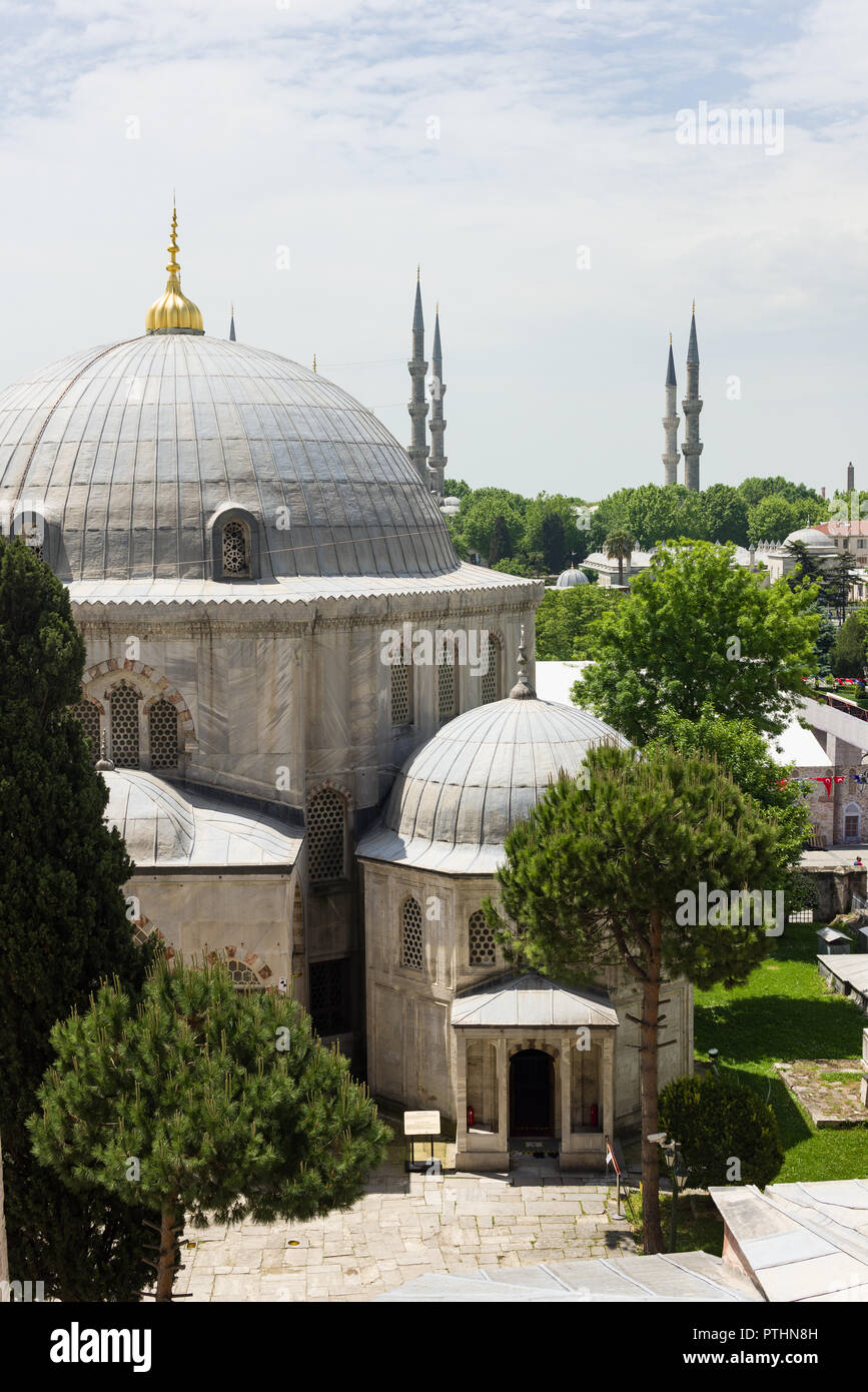 Blick von aussen gewölbte Gebäude, die Hagia Sophia Museum umgeben, die Minarette der Blauen Moschee kann im Hintergrund, Istanbul gesehen werden, T Stockfoto