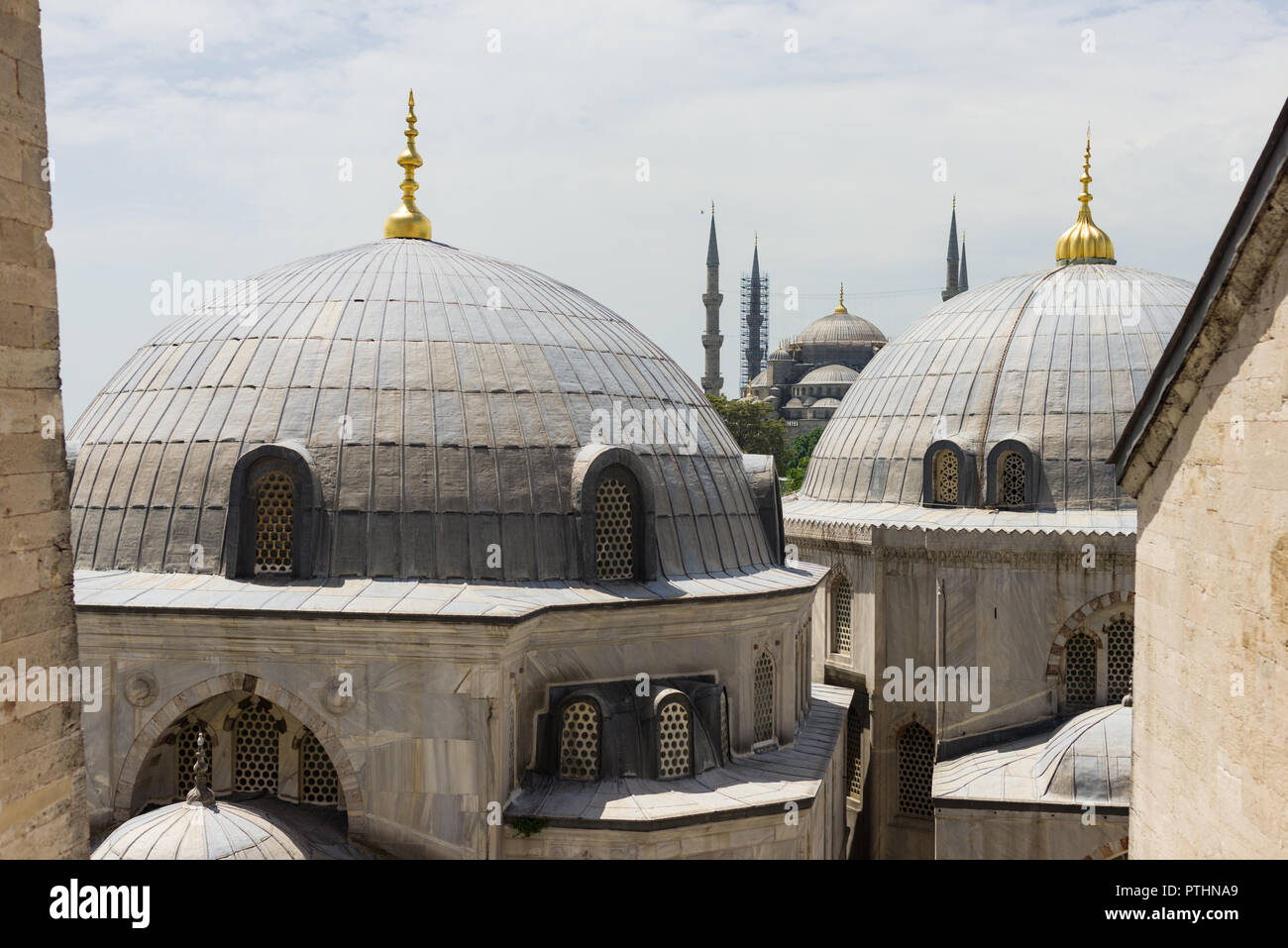 Blick von aussen gewölbte Gebäude, die Hagia Sophia Museum umgeben, die Minarette der Blauen Moschee kann im Hintergrund, Istanbul gesehen werden, T Stockfoto