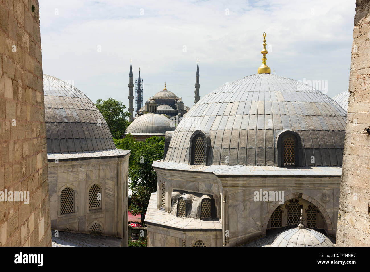 Blick von aussen gewölbte Gebäude, die Hagia Sophia Museum umgeben, die Minarette der Blauen Moschee kann im Hintergrund, Istanbul gesehen werden, T Stockfoto