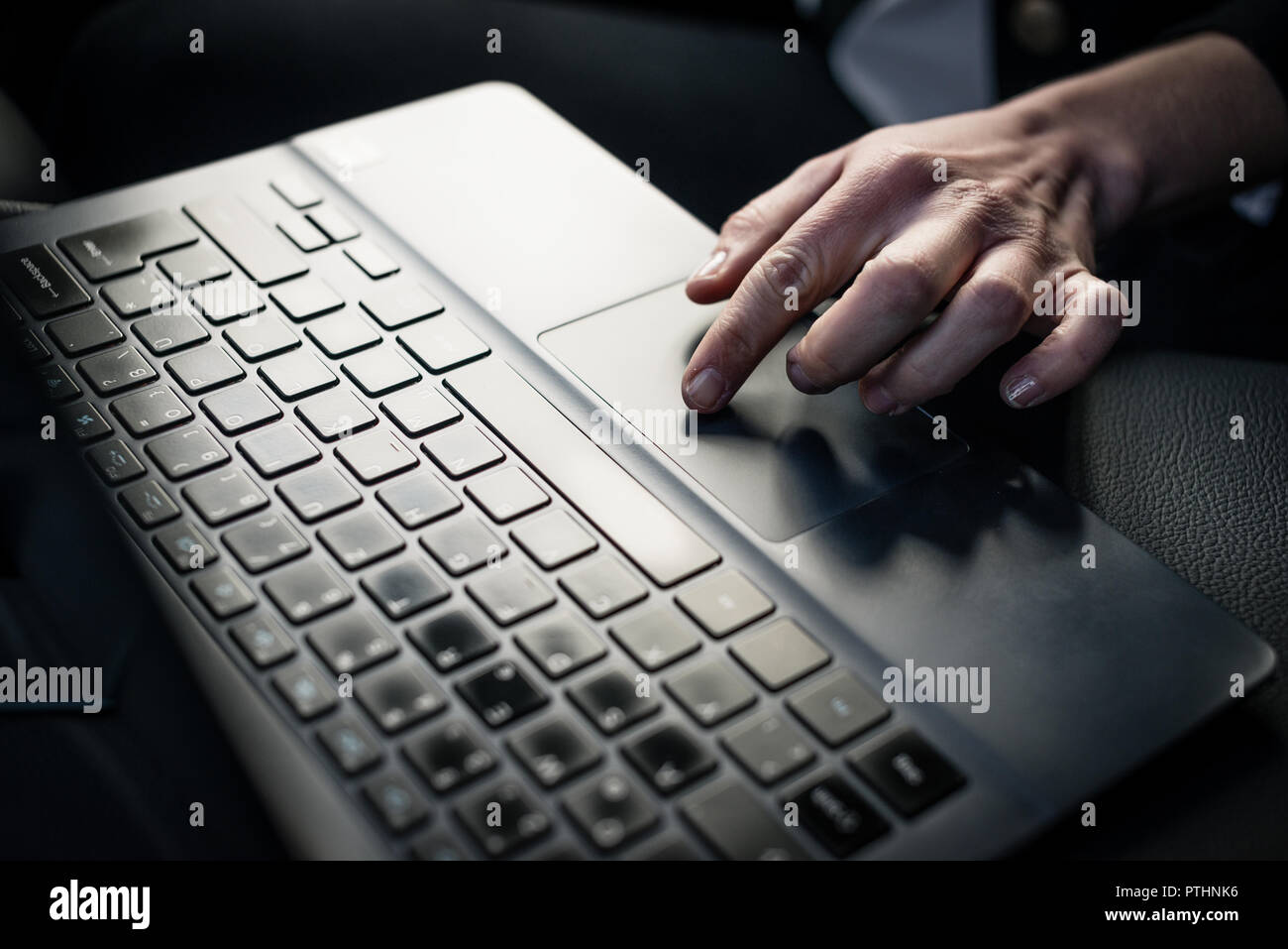 Close-up mit Laptop Tastatur Geschäftsfrau Stockfoto