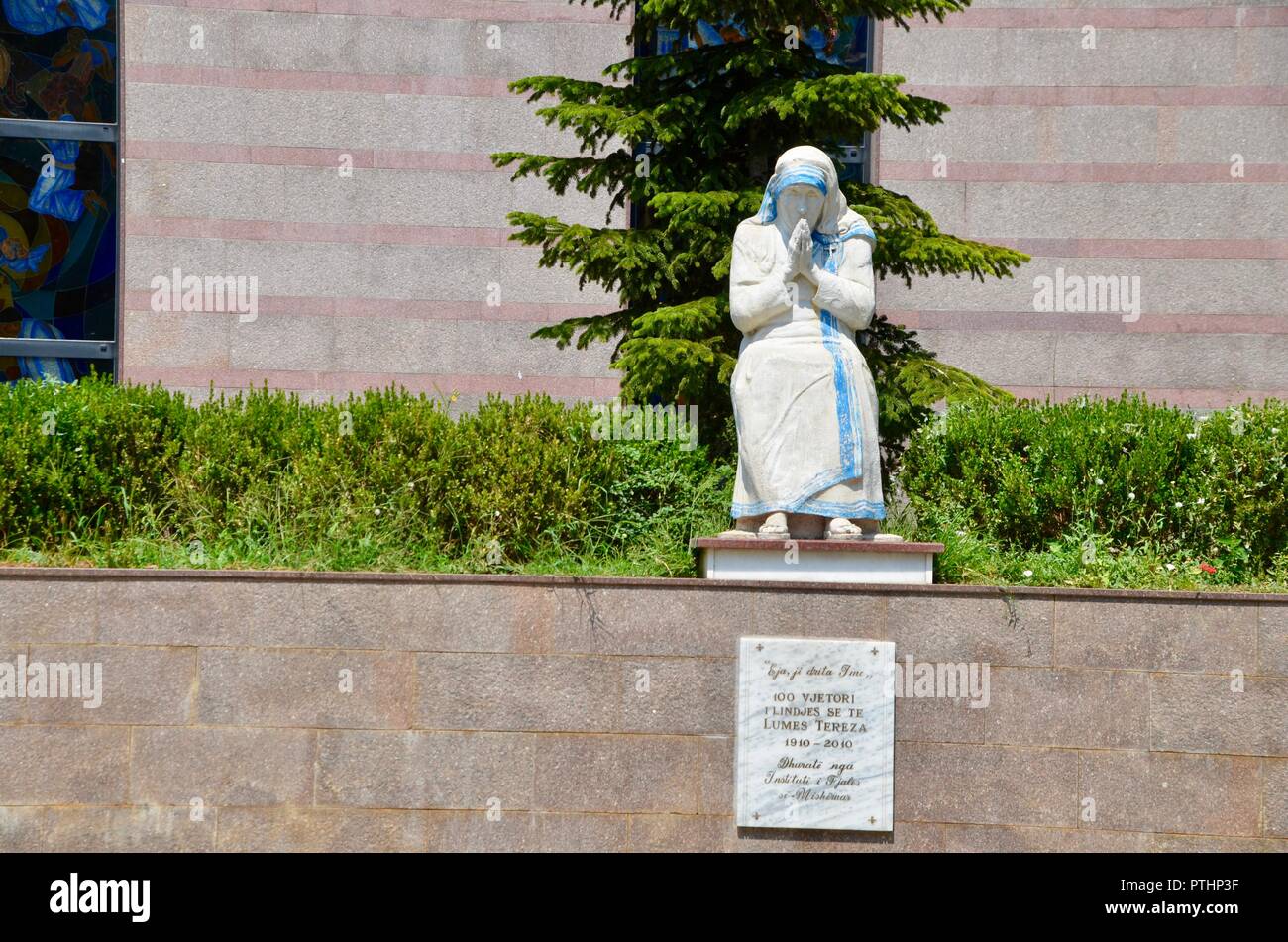 Die Statue der Mutter Teresa außerhalb der Kathedrale Katedralja Katolike Shën Pali Tirana Albanien Stockfoto