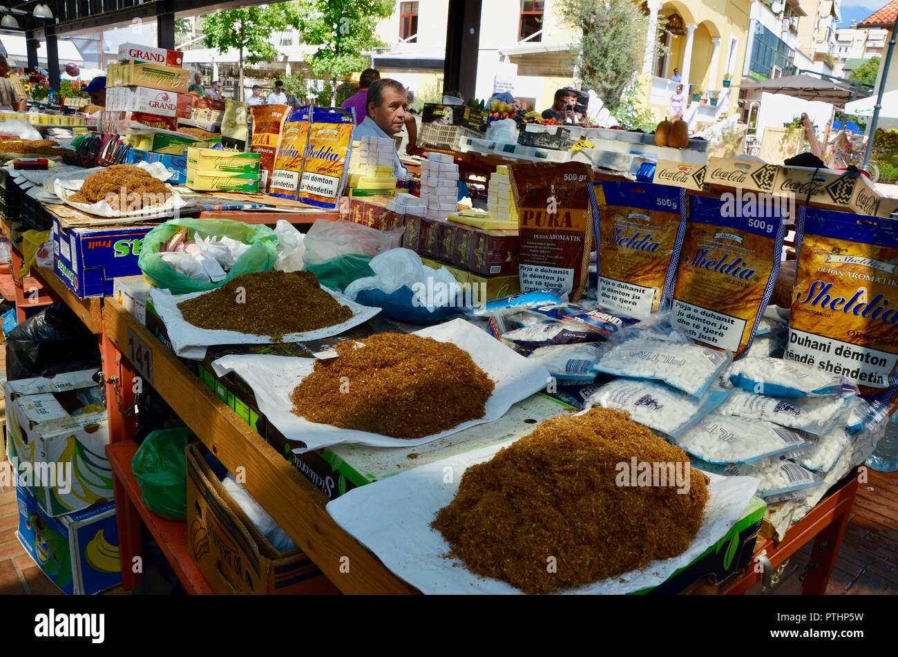 Tabak Obst Antiquitäten Gemüse kommunistischen Bric-a-Brac und Flags für den Verkauf in den pazari ich ri Markt Zentrum von Tirana Albanien Stockfoto