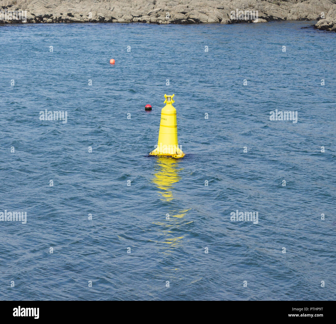 Gelb der Küstenschiffahrt Marker angezeigt oder Warnung eines Meeresauslaß Gefahr Stockfoto