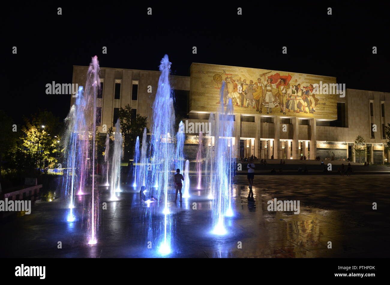 Das Nationalmuseum für Geschichte Tirana Albanien bei Nacht beleuchtete farbige Wasserspiele Stockfoto