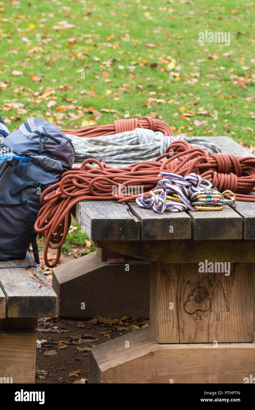 Bergsport Seile und Karabiner unbeaufsichtigt gelassen. Symonds Yat Herefordshire UK Stockfoto