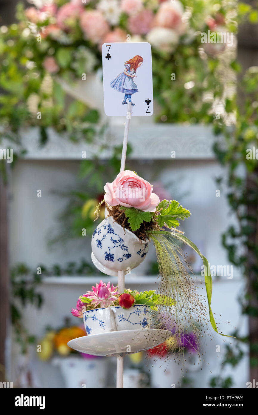 Alice im Wunderland Blumendarstellung in Tassen. England Stockfoto