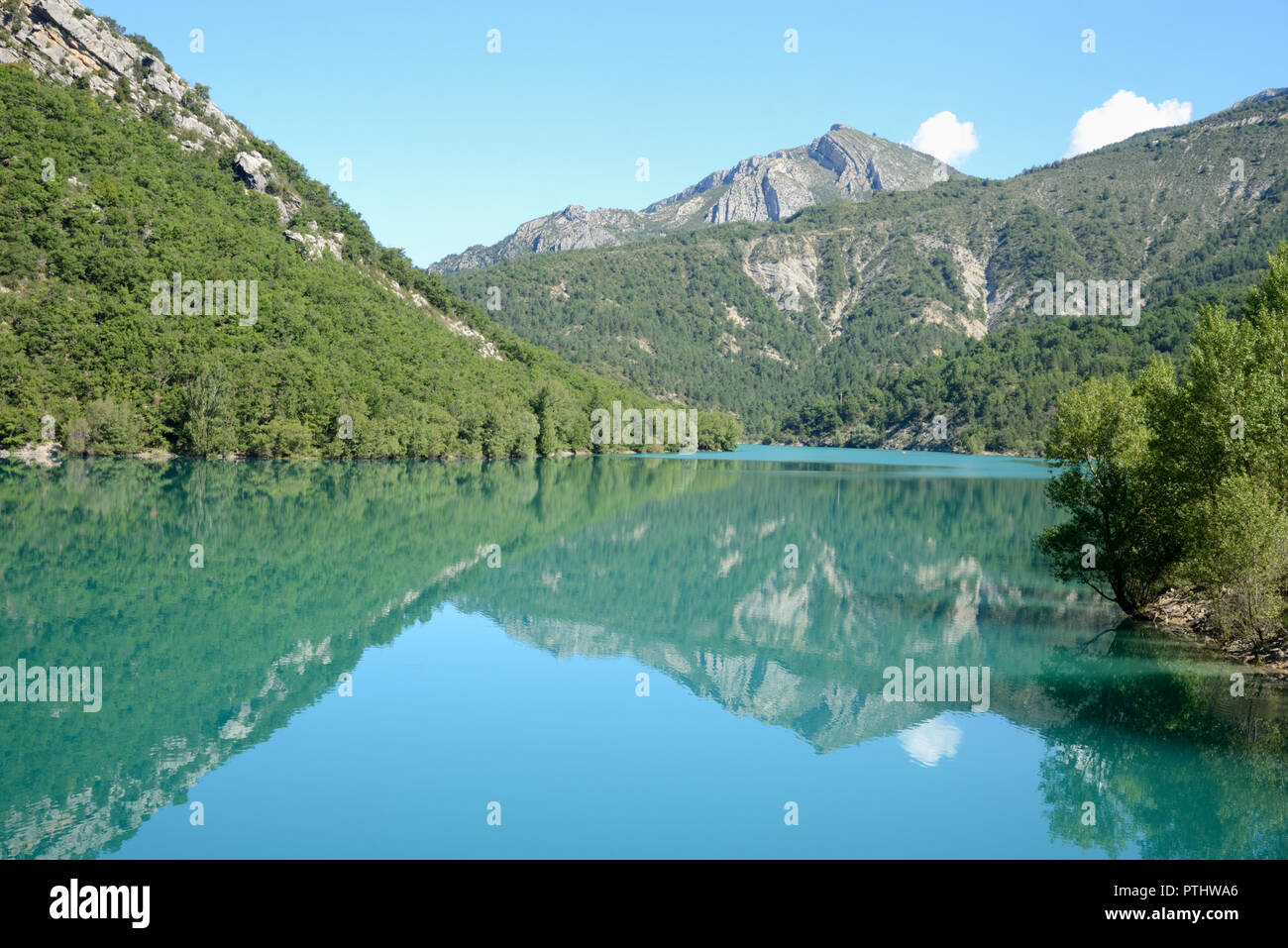 Reflexionen auf die umliegenden Berge in Chaudanne See oder Lac de Salud in der Nähe von Bagnols-sur-Verdon in den regionalen Park Alpes-de-Haute-Provence Stockfoto