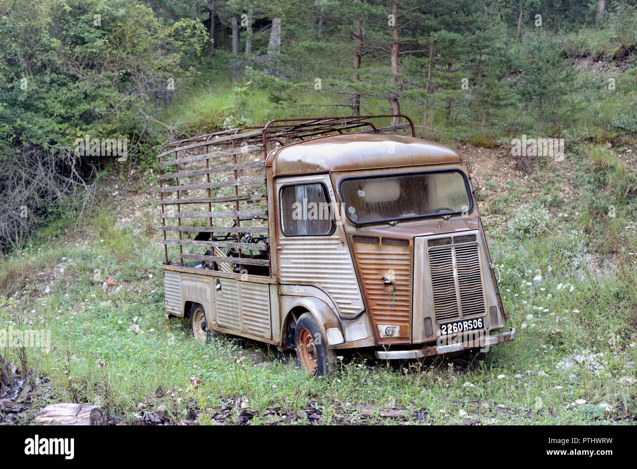 Abgebrochene Vintage Citroen Typ H Van in Forest Clearing bei Taloire Verdon Regional Park Provence Frankreich Stockfoto