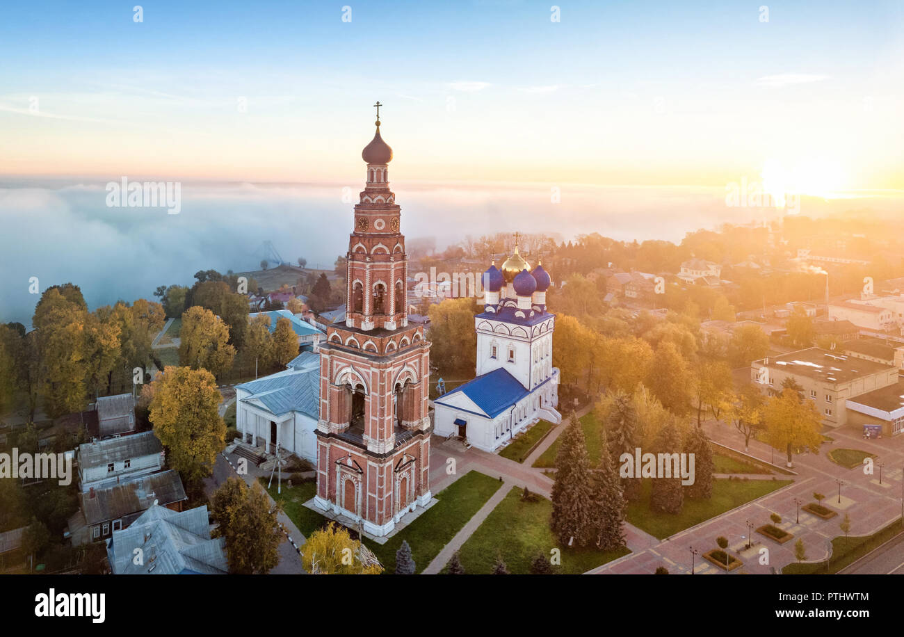 Bronnitsy, Moskau, Russland. Aerail Aussicht von Glockenturm und der Kathedrale des Erzengels Michael auf Sunrise Stockfoto