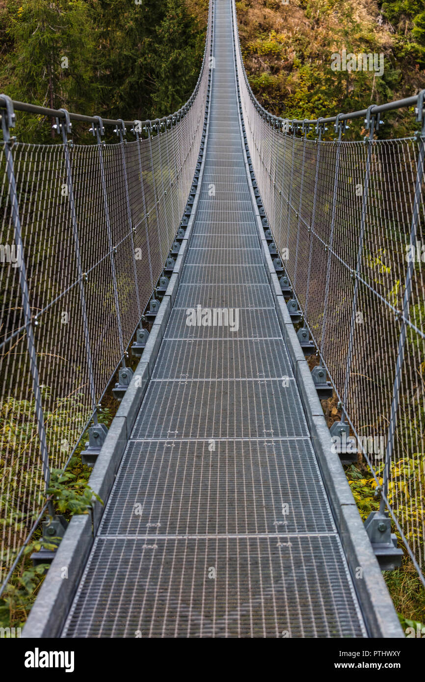 Hängebrücke in rabby Tal auf italienischen Alpen Stockfoto