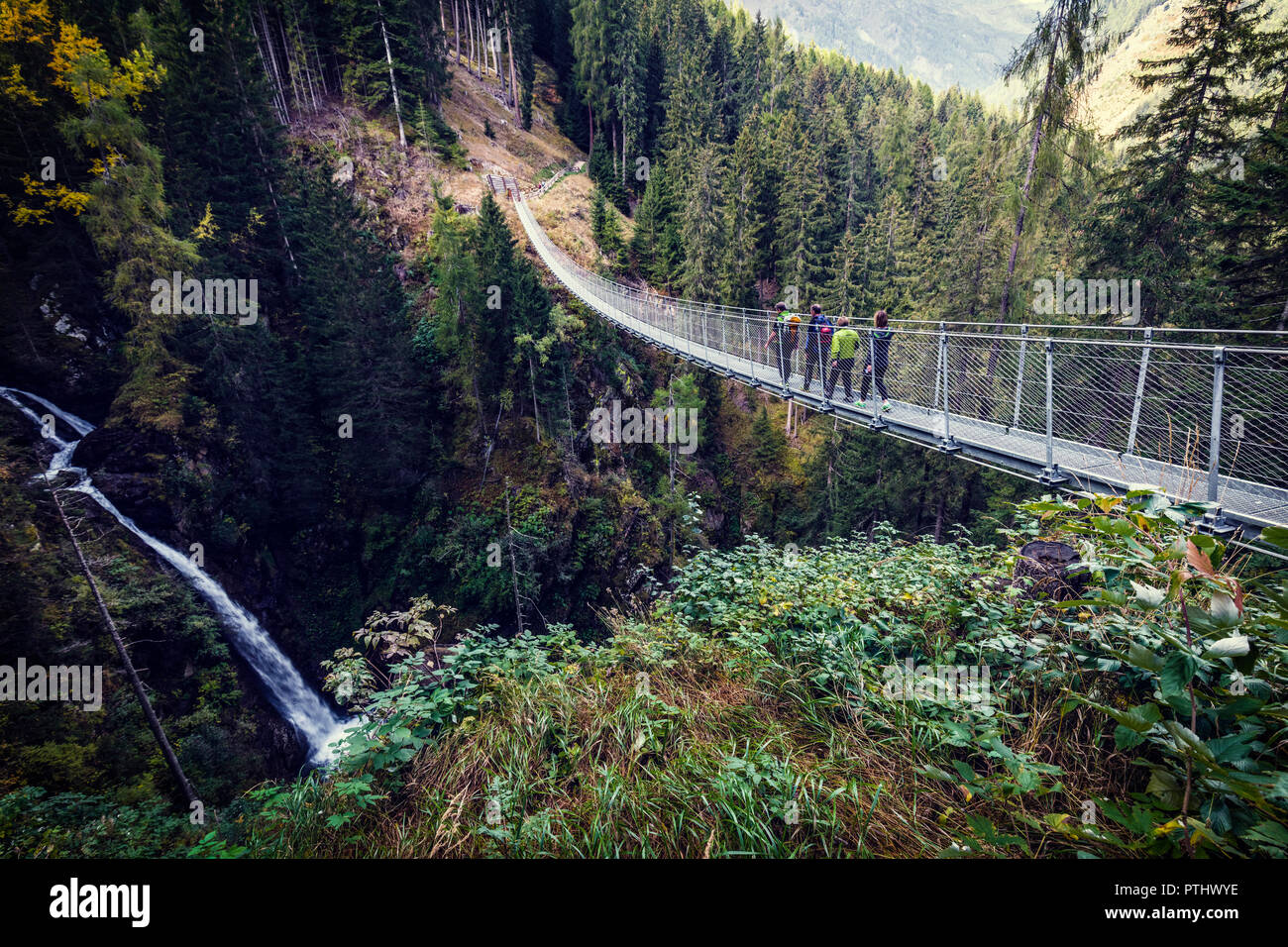 Menschen auf der Hängebrücke in rabby Tal, Alpen Stockfoto