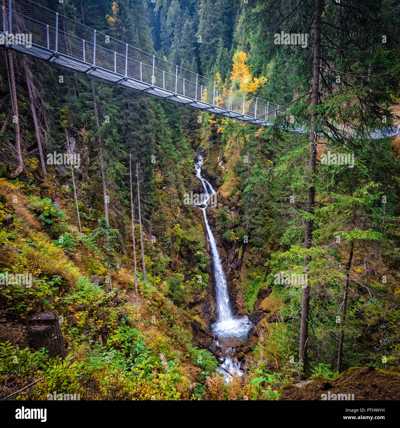 Wasserfall unter schwebende Brücke in rabby Tal auf italienischen Alpen Stockfoto