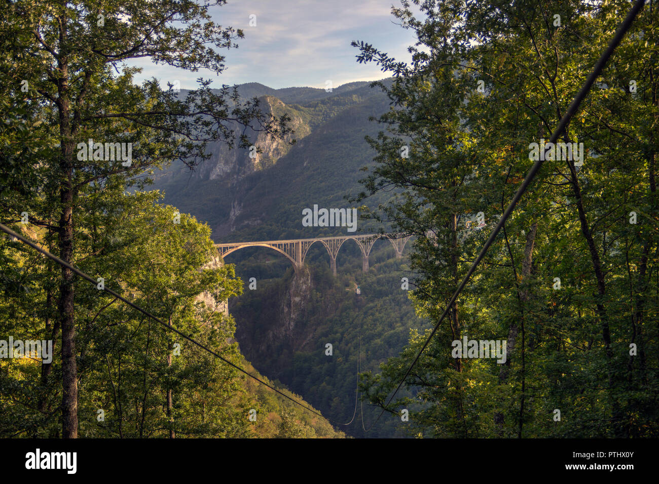 Nationalpark Durmitor, Montenegro - Djurdjevica Tara, konkrete bogenförmige Brücke (1937) überspannt den Fluss Tara Canyon Stockfoto