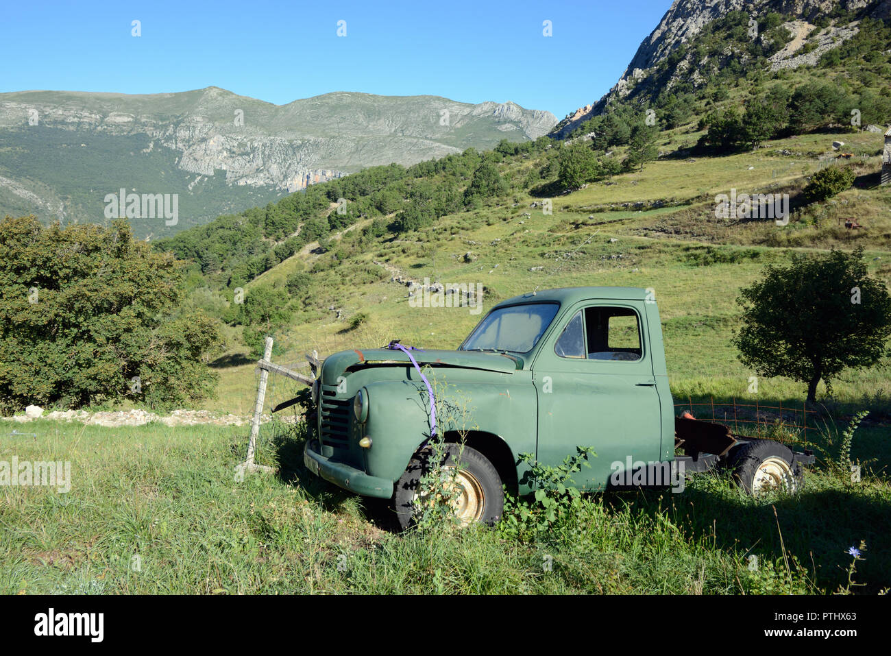 Abgebrochene Vintage Peugeot 203 up Truck (1948-1960) in der grünen Landschaft auf Hill Farm bei Taloire in der Verdon Schlucht Französische Alpen Frankreich Pick Stockfoto