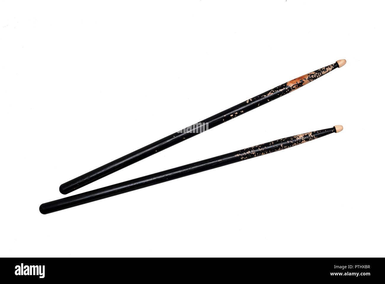 Zwei Gebrauchte schwarze Drumsticks auf weißem Hintergrund Stockfoto