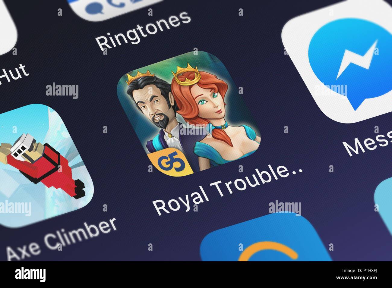 London, Großbritannien - 09.Oktober 2018: Symbol der mobile App Royal Trouble (Voll) von G5 Entertainment AB auf einem iPhone. Stockfoto