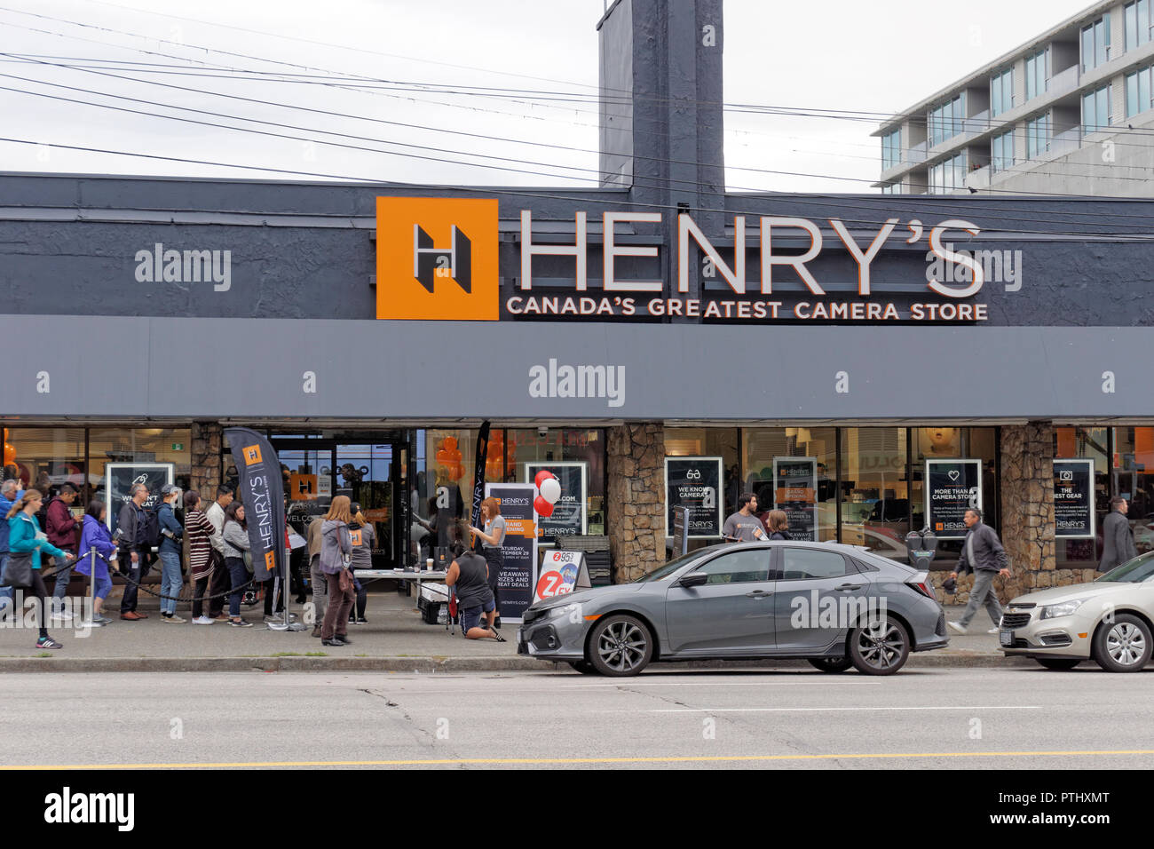 Menschen säumten die außerhalb Henry's Kamera Speichern auf seiner Grand Opening am 29. September 2018 in Vancouver, BC, Kanada Stockfoto