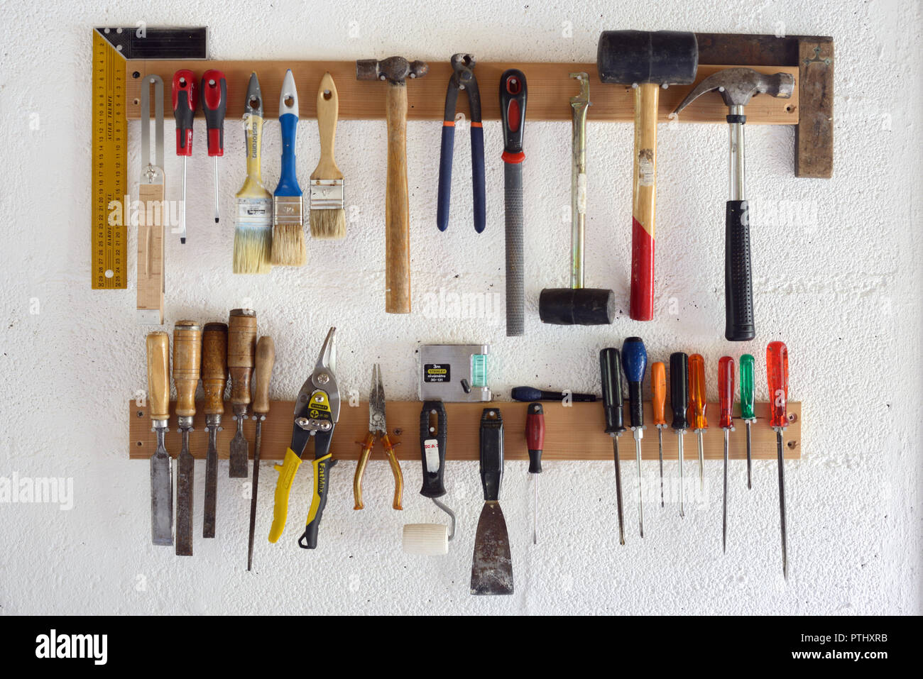 Woodworking Tools & Hand Tools, einschließlich Schraube Treiber, Pinsel und Hämmer Aufhängen in der Werkstatt oder Garage Wandmontage Tool Rack Stockfoto