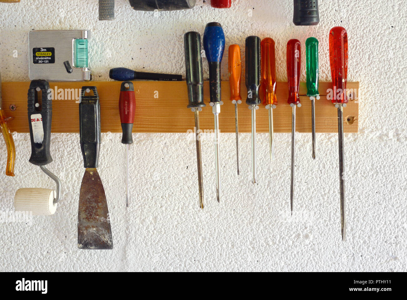 Schraube Treiber Aufhängen in der Werkstatt oder Garage Tool Rack Stockfoto