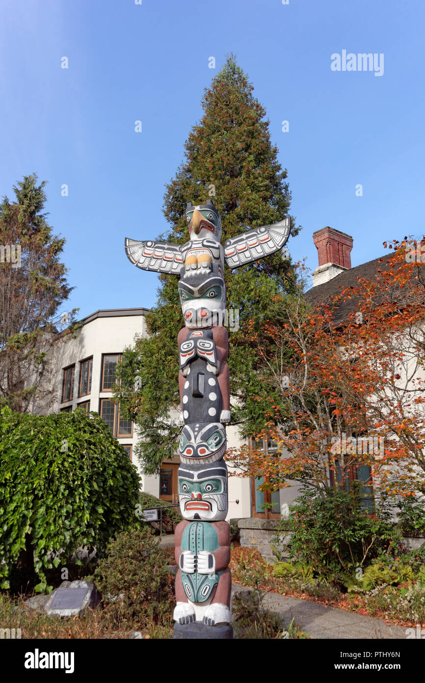 Sieg durch Ehre Kwakiutl erste Nationen Totem Pole außerhalb Brock Halle auf dem Campus der Universität von British Columbia, Vancouver, BC, Kanada Stockfoto