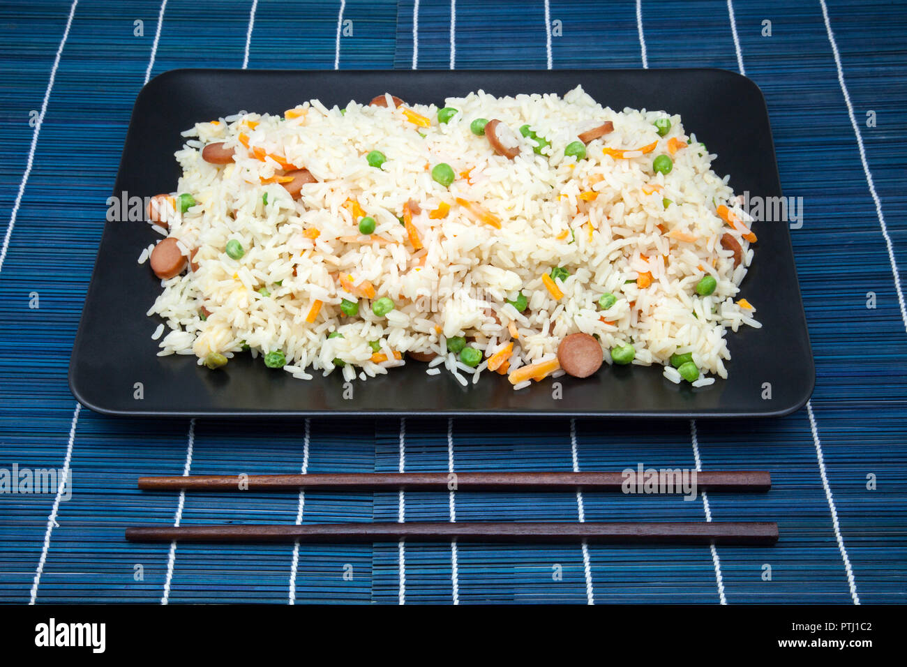 Gebratener Reis mit Gemüse in einem Salver mit Zahnstocher. Stockfoto