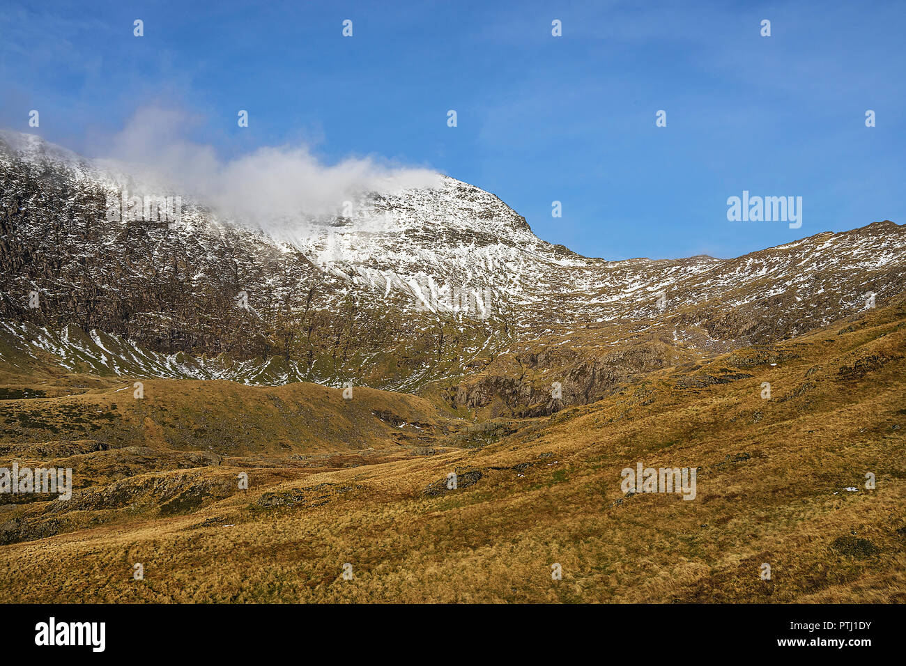 Der Gipfel des Mount Snowdon abgedeckt im Nebel auf der Suche North West von der Watkin Pfad Snowdonia National Park North Wales UK Dezember 5850 Stockfoto