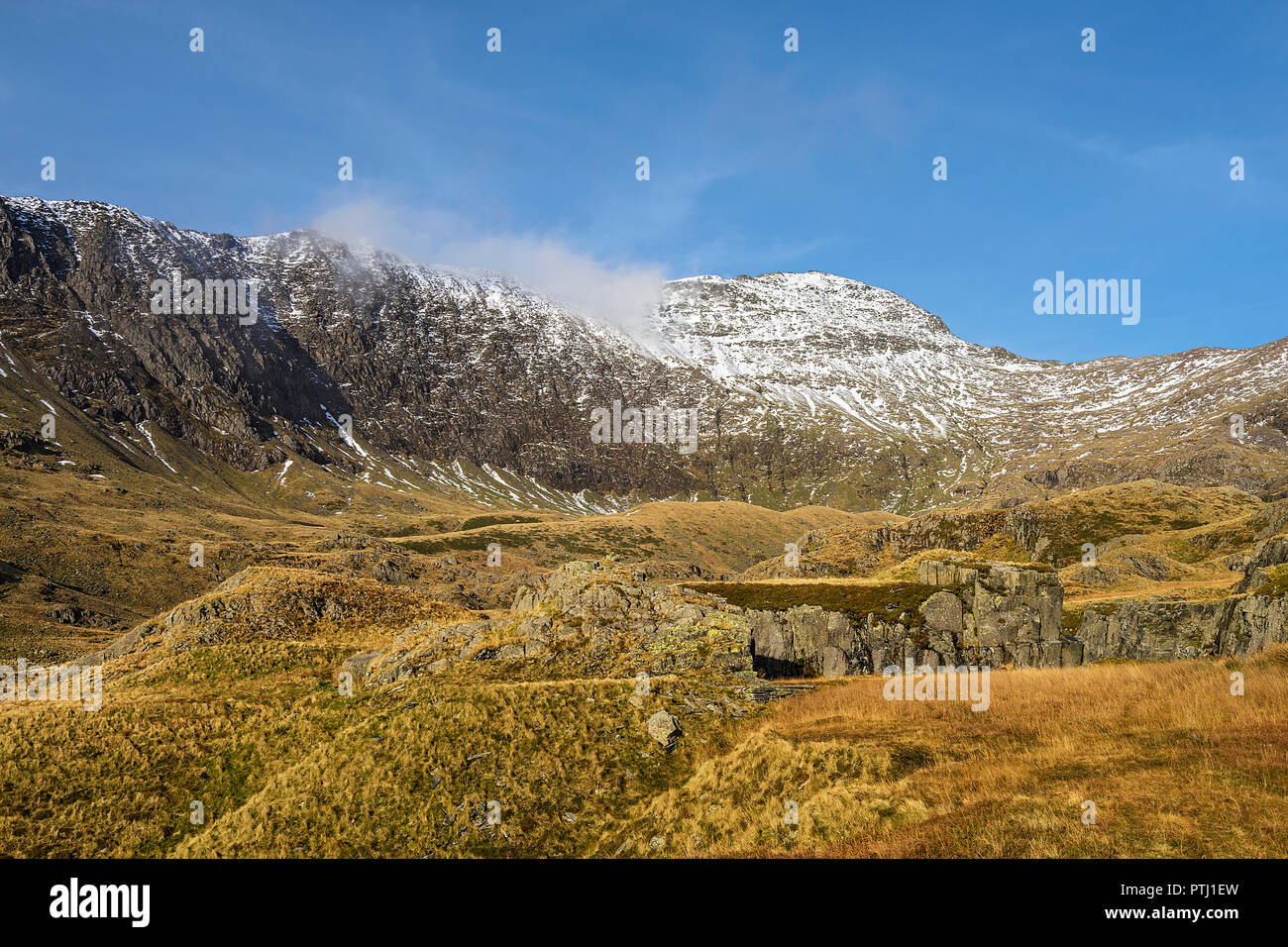 Der Gipfel des Mount Snowdon mit Clogwyn Du Ridge auf der linken und die Reste stillgelegter Steinbrüche in Vordergrund Snowdonia National Park North Wales UK Stockfoto