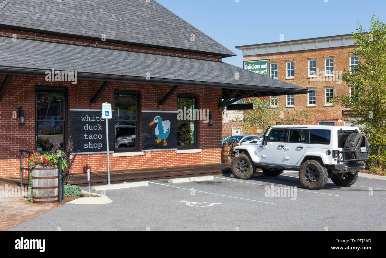 JOHNSON CITY, TN, USA -9/30/18: Die weiße Ente Taco Shop in der alten Zugdepot in Downtown befindet. Stockfoto