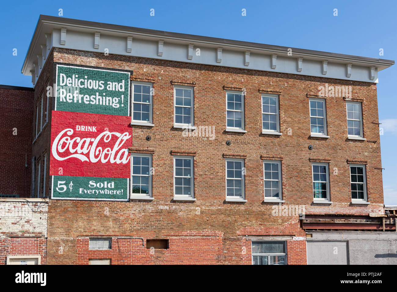 JOHNSON CITY, TN, USA -9/30/18: Eine aktualisierte Version eines alten Coca-cola Schild ist auf der Seite von einem alten Backsteingebäude in der Innenstadt von angezeigt. Stockfoto