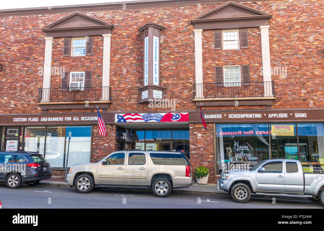 JOHNSON CITY, TN, USA -9/30/18: Die freiwillige Flagge Co.Storefront auf der Main St. in der Innenstadt. Stockfoto