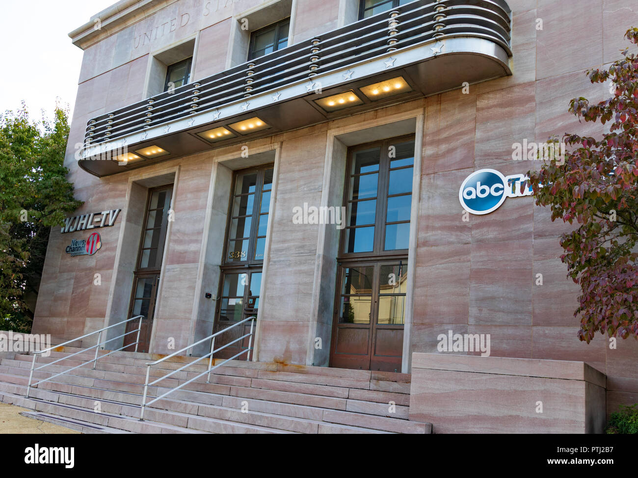 JOHNSON CITY, TN, USA -9/30/18: vor dem Eingang zu Wjhl - TV, eine ABC-Netzwerk Affiliate, auf der Main Street. Stockfoto