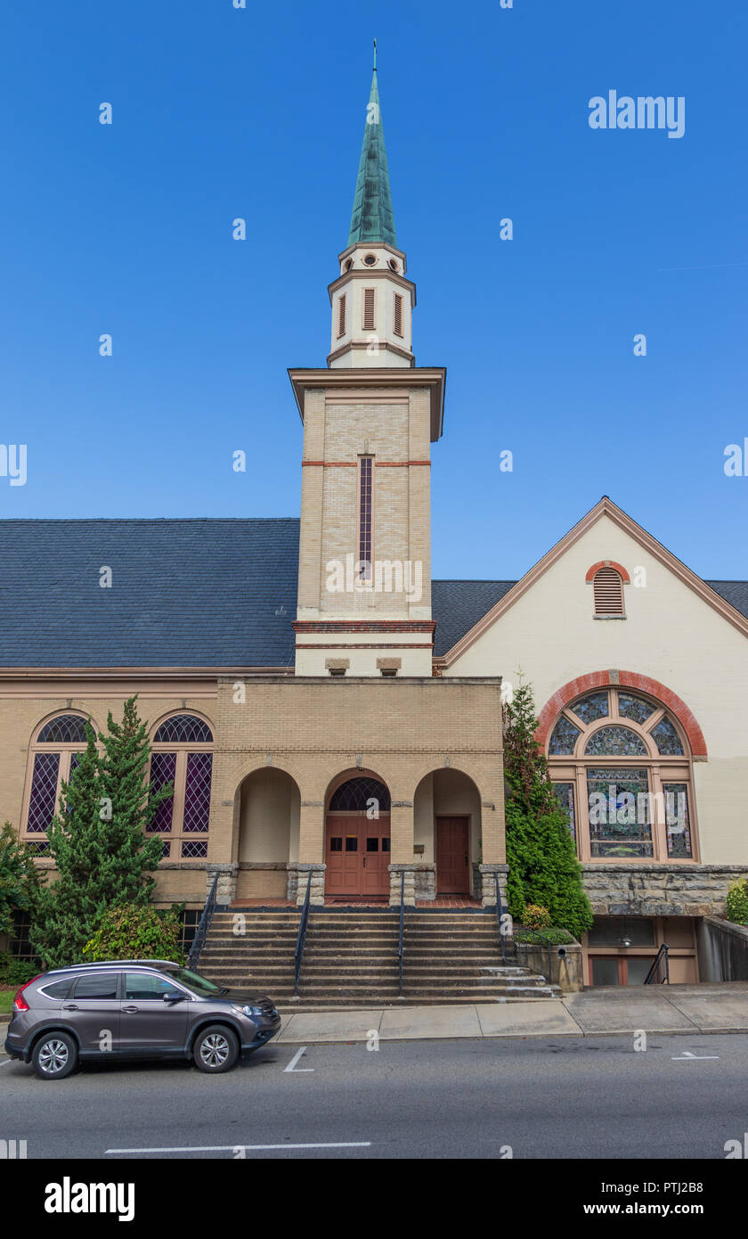 JOHNSON CITY, TN, USA -9/30/18: Die Innenstadt von christlichen Kirche auf der Main Street. Stockfoto