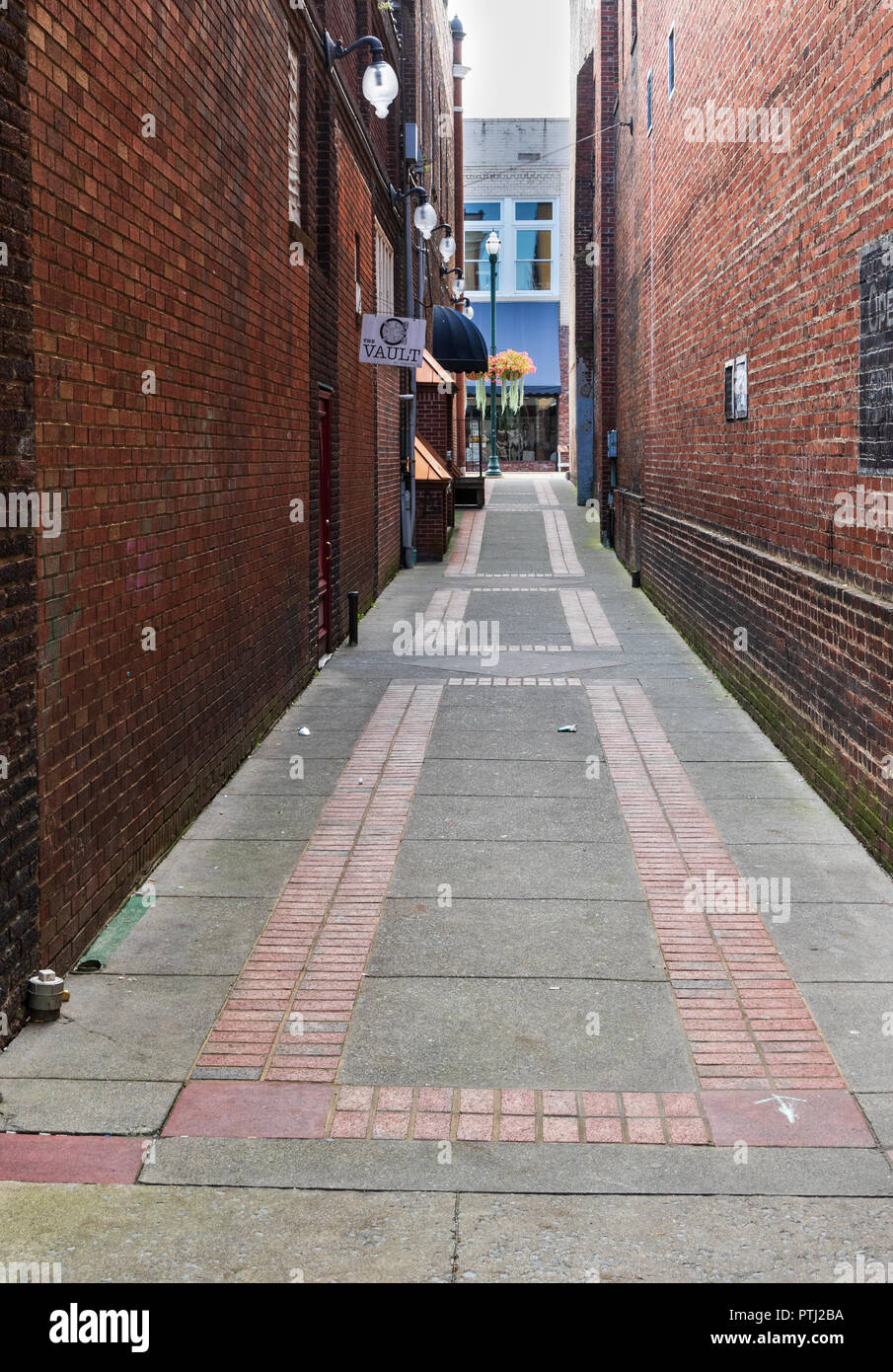 JOHNSON CITY, TN, USA -9/30/18: Ein sauber gepflasterte Gasse/Gehweg, off Main St. Stockfoto