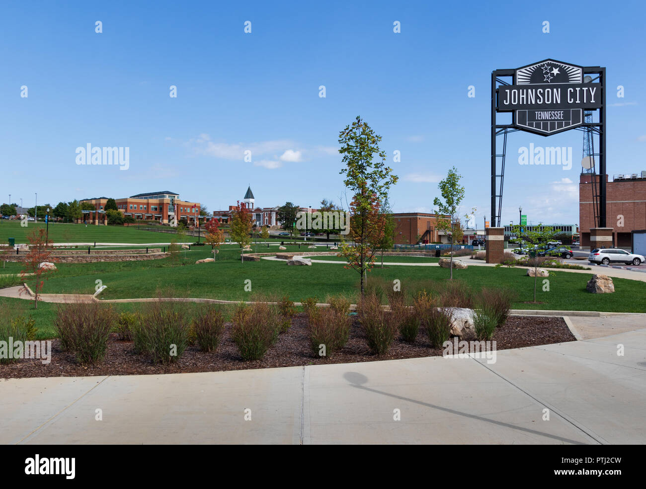 JOHNSON CITY, TN, USA -9/30/18: Eine offene Grassy Park namens 'König Commons', mit dem großen "Johnson City" anmelden. Stockfoto
