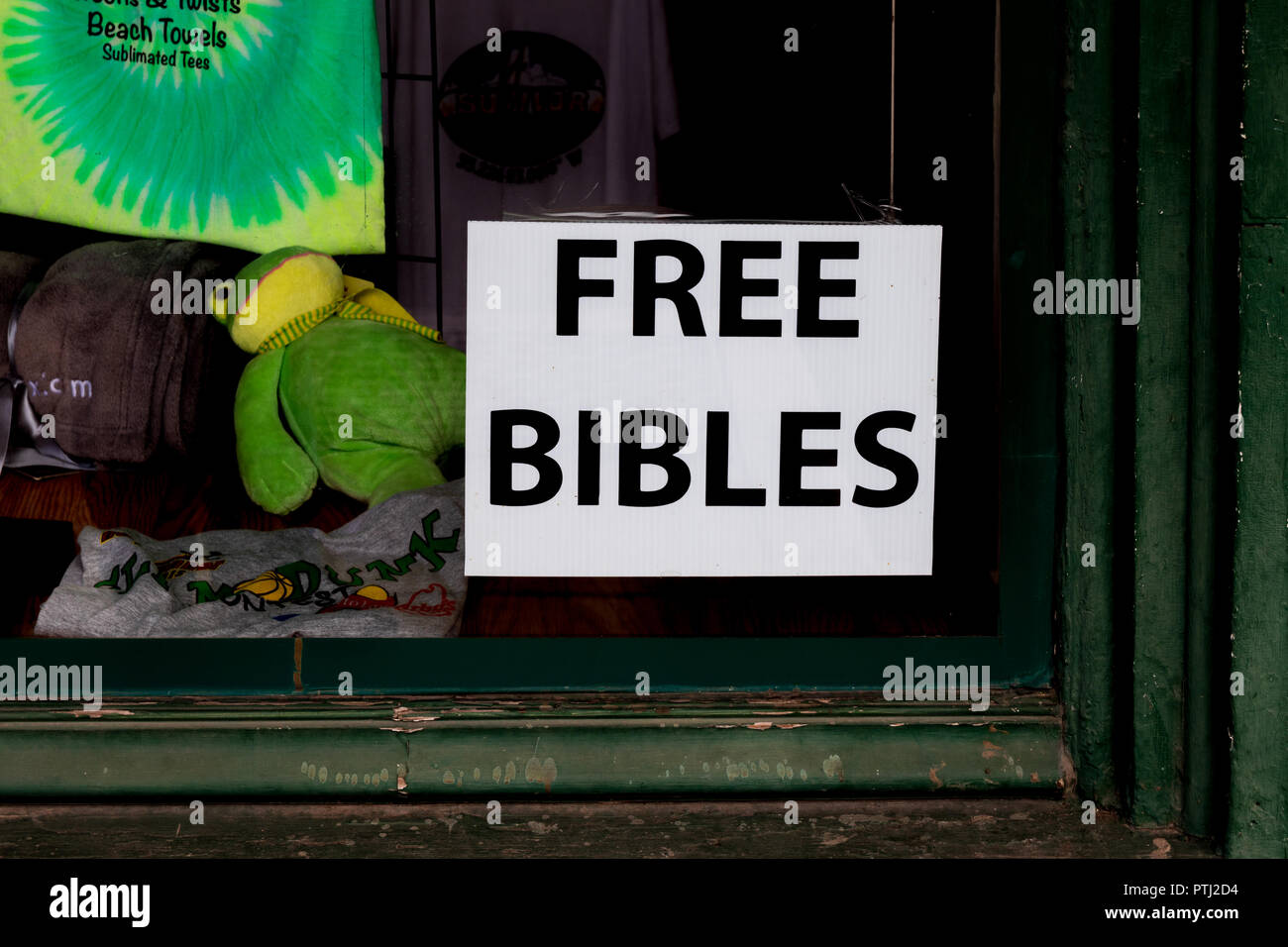 JOHNSON CITY, TN, USA -9/30/18: Store Fenster mit einem Schild mit kostenfreiem Bibeln. Stockfoto