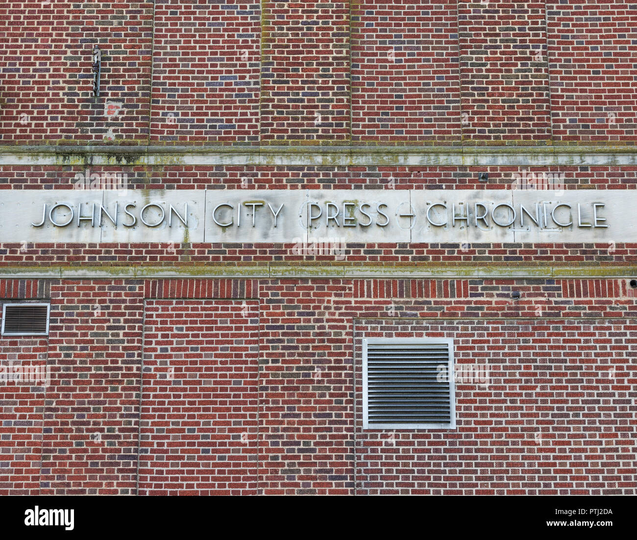 JOHNSON CITY, TN, USA -9/30/18: Außenwand mit der Identifizierung" Johnson City Press-Chronicle"-Schriftzug. Stockfoto