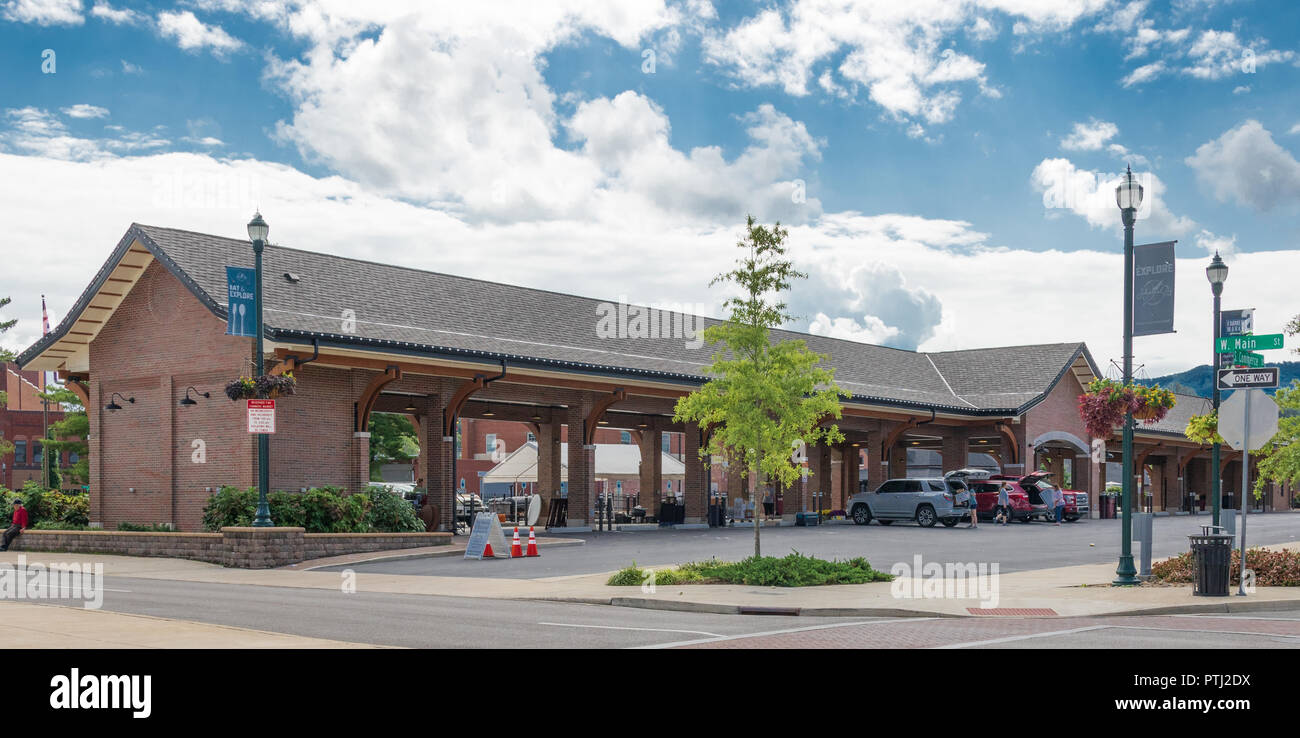 JOHNSON CITY, TN, USA -9/30/18: ein multifunktionales Gebäude, in dem das Bauernmarkt Mittwochs und Samstags. Stockfoto