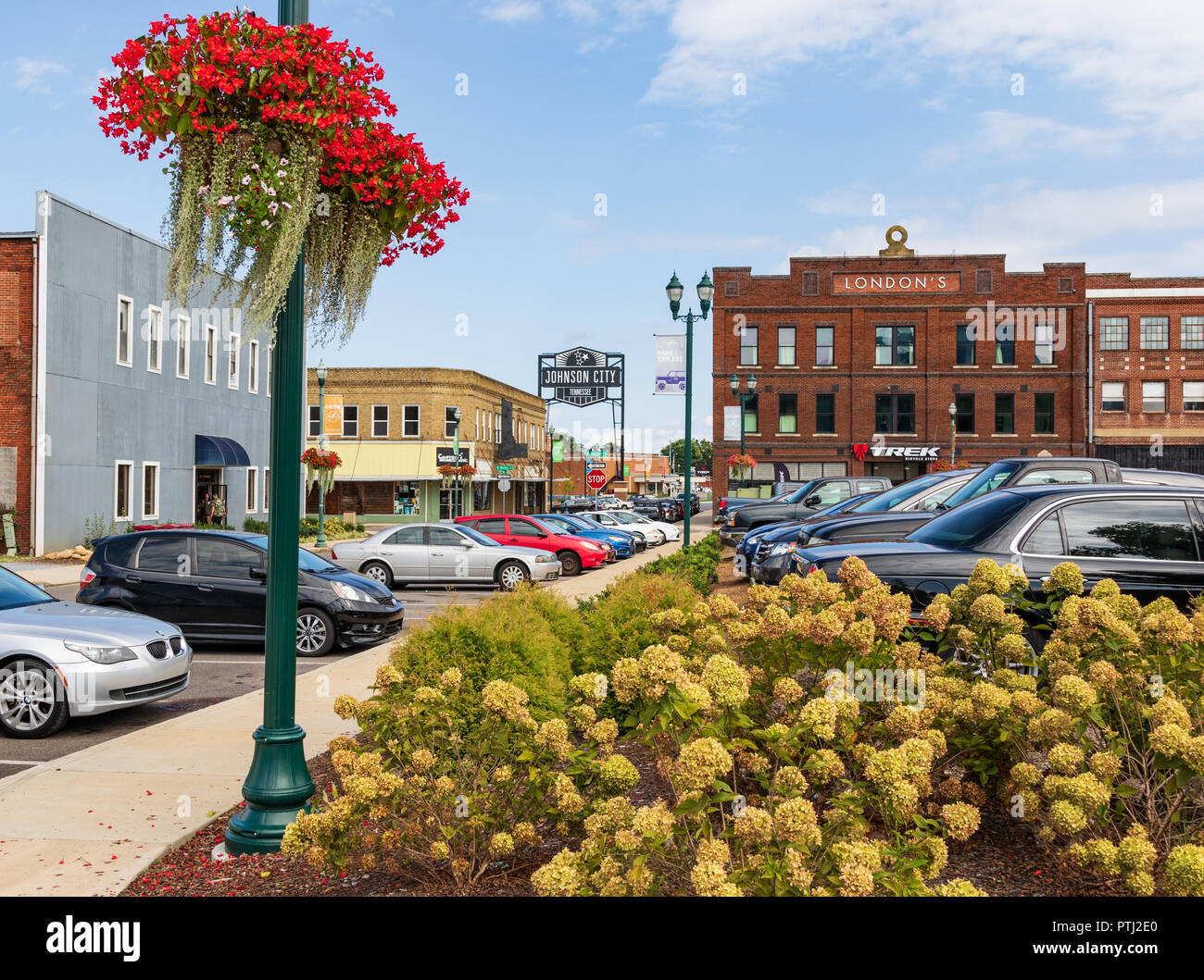 JOHNSON CITY, TN, USA -9/30/18: Downtown Bild, Kreuzung von Markt und Handel. Stockfoto