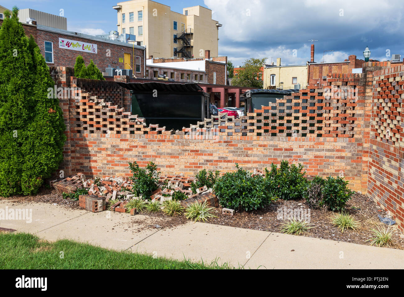 JOHNSON CITY, TN, USA -9/30/18: Eine beschädigte Mauer in der Innenstadt von Square, in Johnson City. Stockfoto