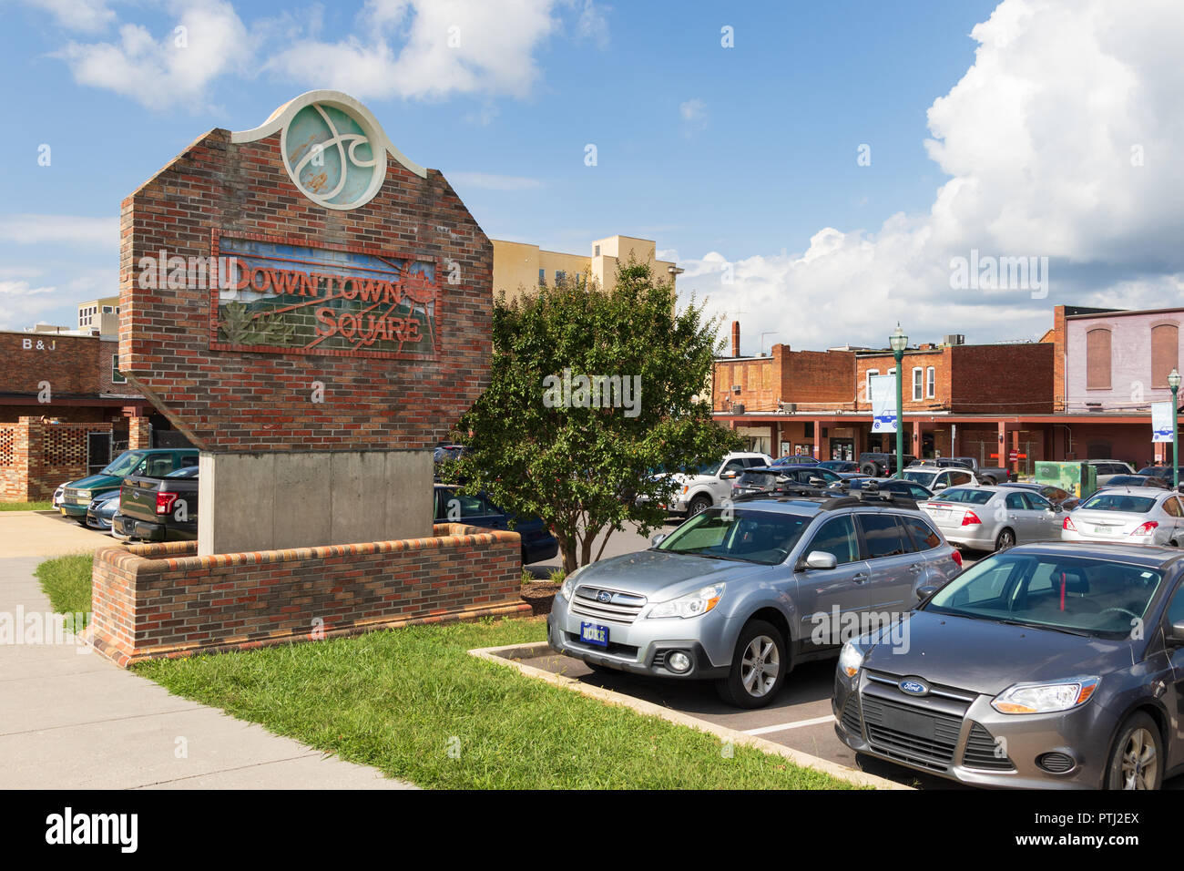 JOHNSON CITY, TN, USA -9/30/18: ein Abschnitt von Johnson City als Marktplatz bekannt, mit Schild. Stockfoto