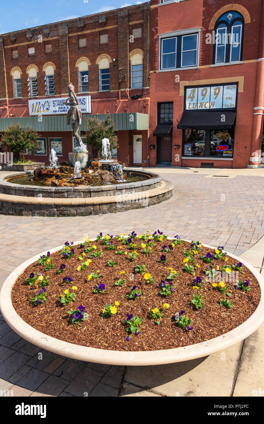 JOHNSON CITY, TN, USA -9/30/18: Ein öffentlicher Platz in der Innenstadt, mit Springbrunnen, Skulpturen und großen Blumentopf. Stockfoto