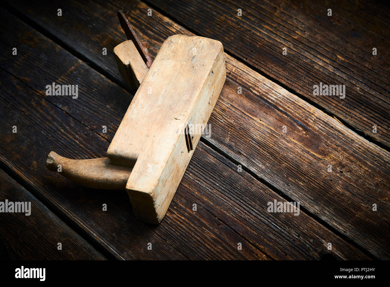 Tischler Tischplatte mit alten Hand Ebene. Traditionelle Holzbearbeitung. Stockfoto