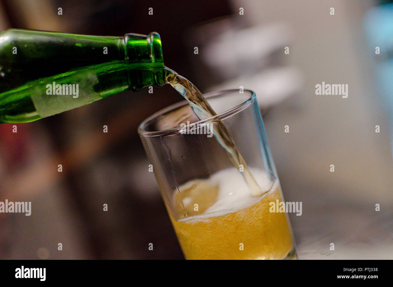 Kellner Bier zapfen, Glas ein kaltes Getränk, Festival der Bier, Oktoberfest herbst Urlaub Stockfoto
