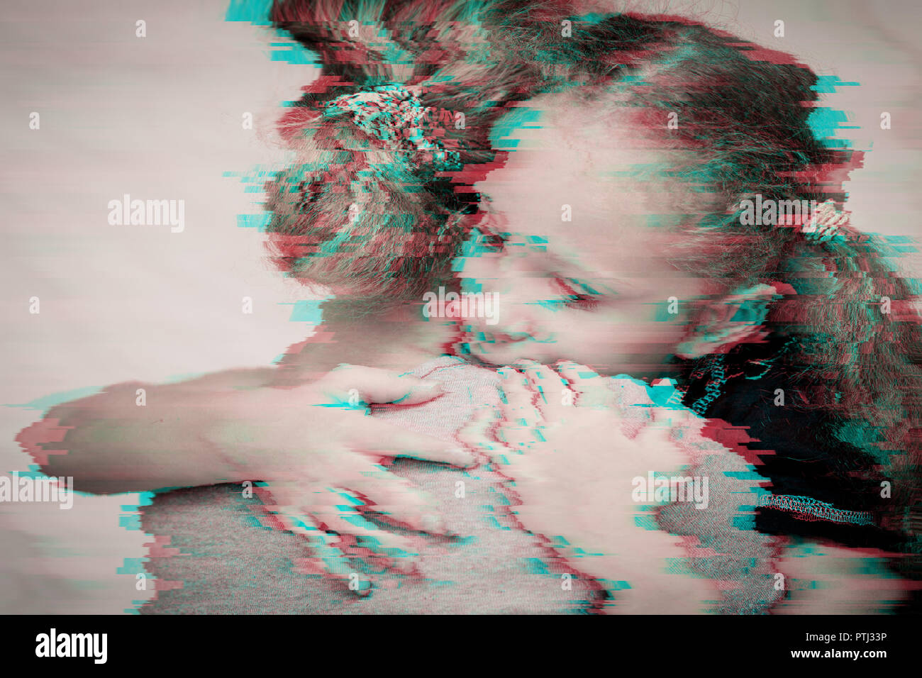 Porträt eines traurigen Tochter seiner Mutter umarmte. Konzept der Traurigkeit. Glitched Stil Foto. Stockfoto