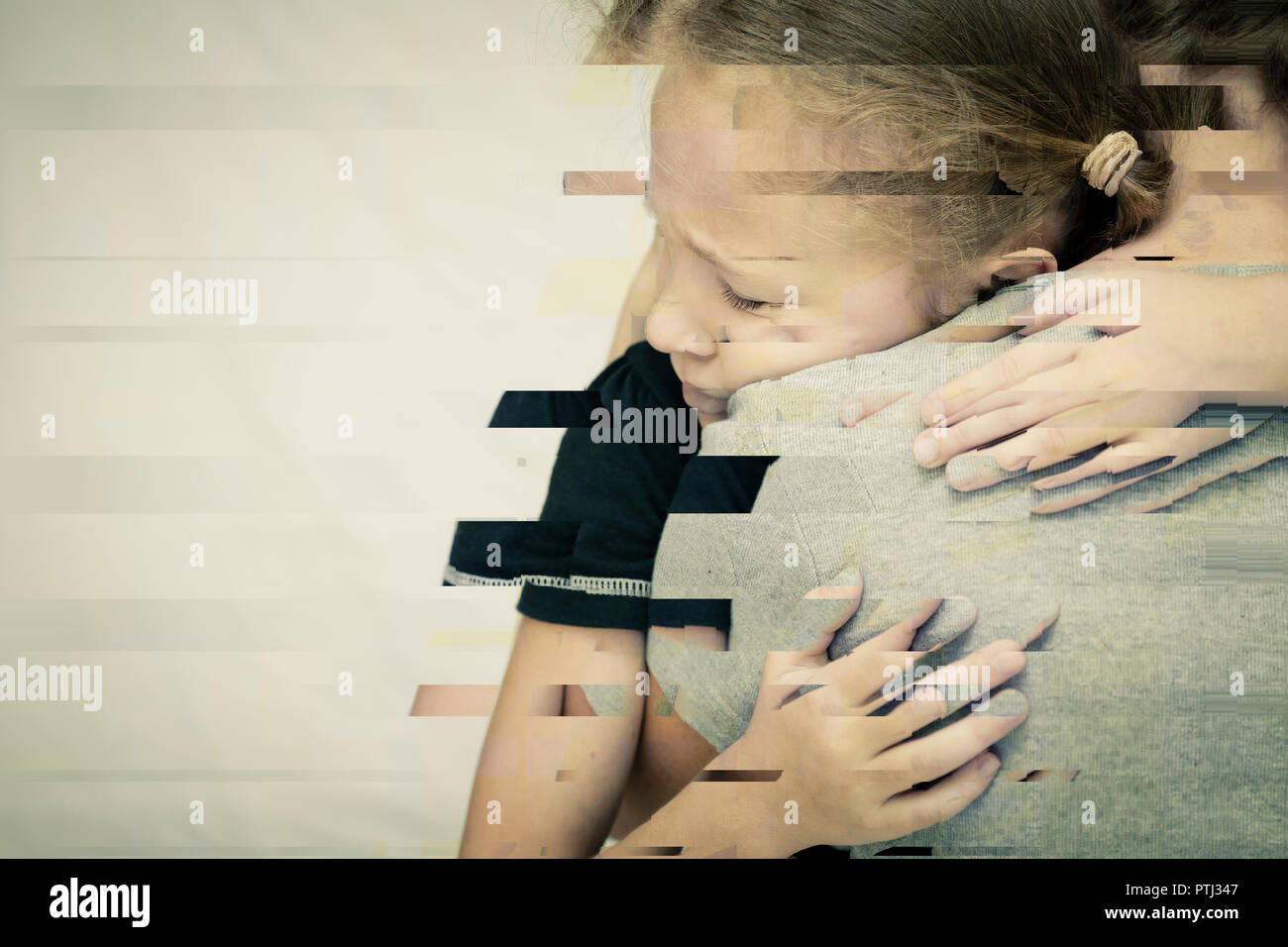 Porträt eines traurigen Tochter seiner Mutter umarmte. Konzept der Traurigkeit. Glitched Stil Foto. Stockfoto