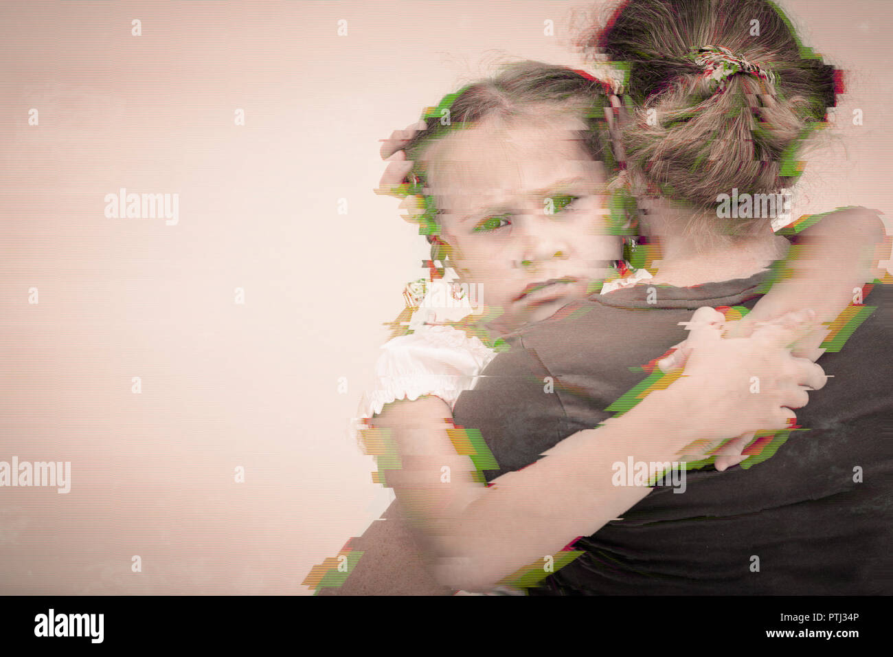 Porträt eines traurigen Tochter seiner Mutter umarmte. Konzept der Traurigkeit. Glitched Stil Foto. Stockfoto