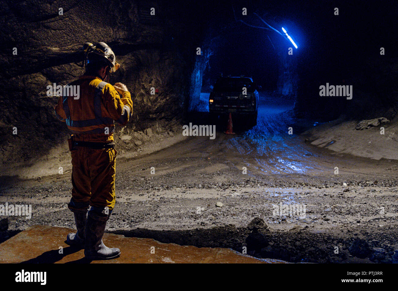 Cerro de Pasco, Peru - 13. Juli 2017: Miner warten auf das Auto, um ihn aus der Grube zu nehmen. Arbeitstag beendet Stockfoto